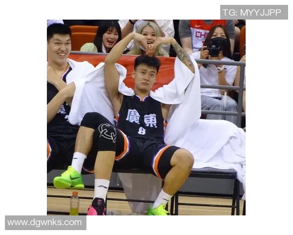 足球明星在慈善活动中感受到孩子们纯真的梦想与希望的感人故事