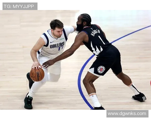 篮网与快船激战正酣现场直播全程回顾精彩瞬间与球员表现分析